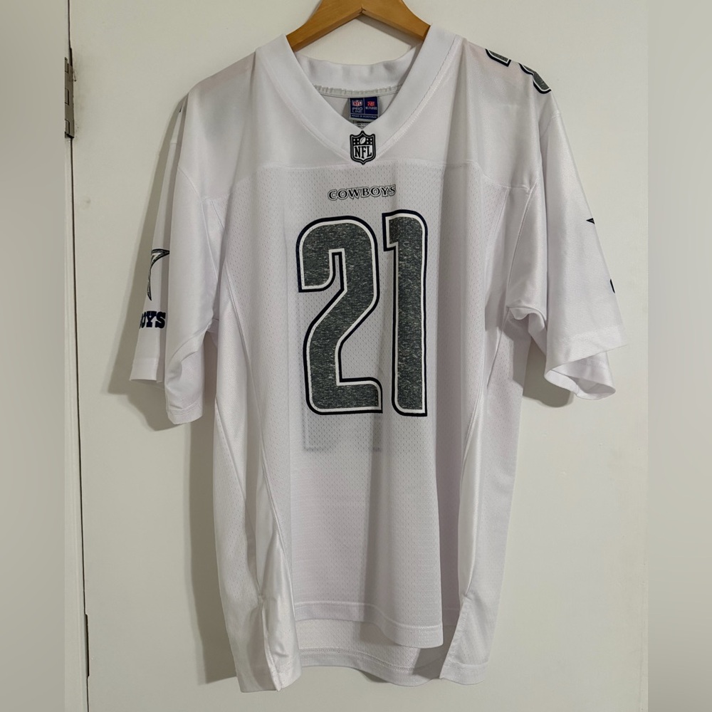 NFL Dallas Cowboys Ezekiel Elliot Jersey Men's Size Medium White & Gray